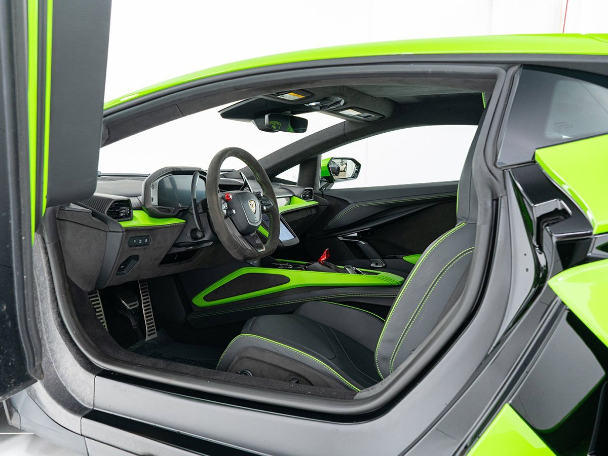 Used 2024 Lamborghini Revuelto image 12