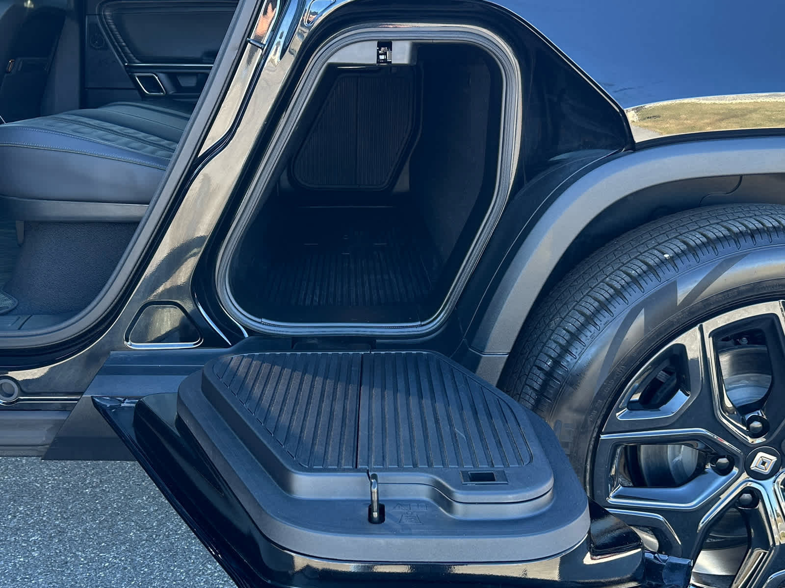 Used 2023 Rivian R1T Adventure image 39