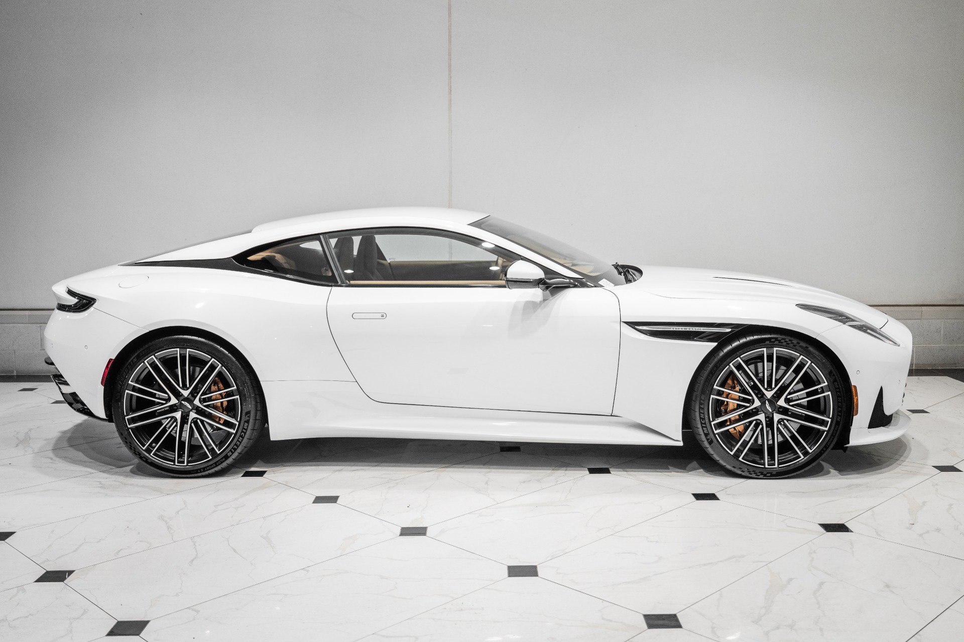 Used 2024 Aston Martin DB12 Coupe RWD image 41