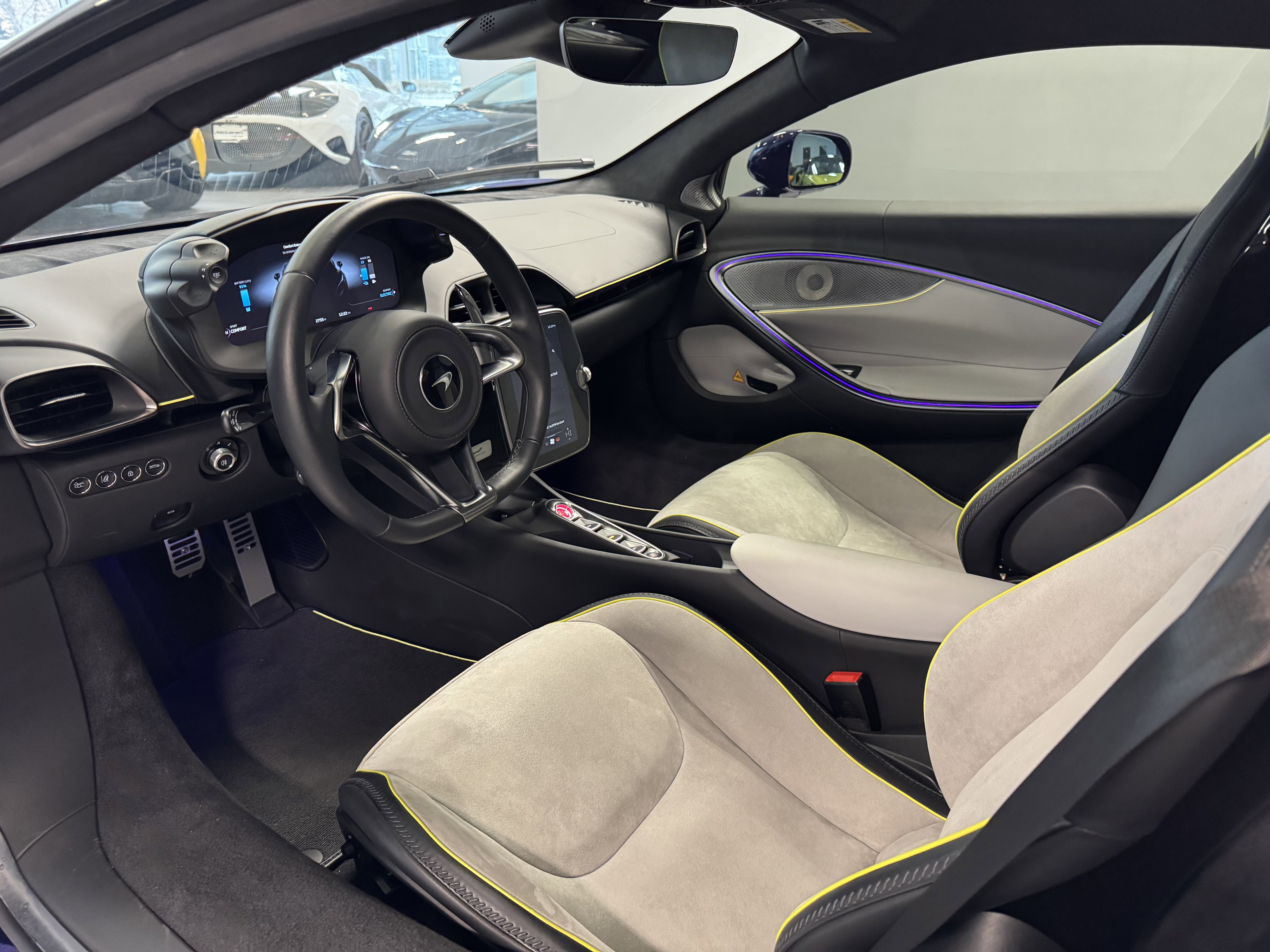 Used 2023 McLaren Artura image 9