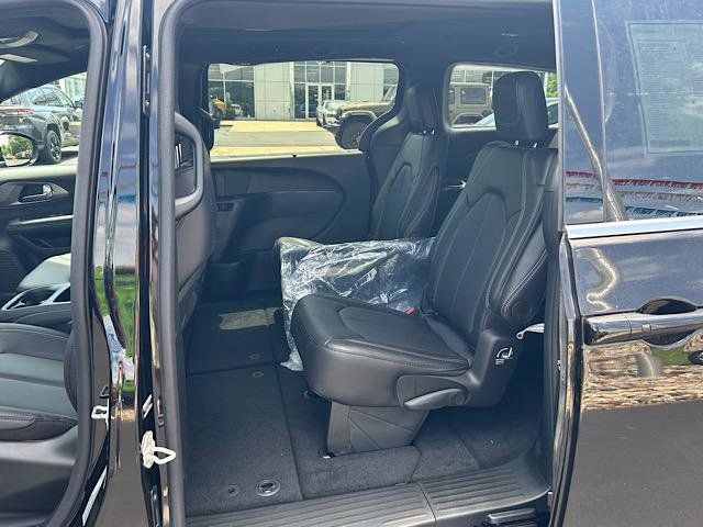 New 2025 Chrysler Pacifica Select FWD image 19