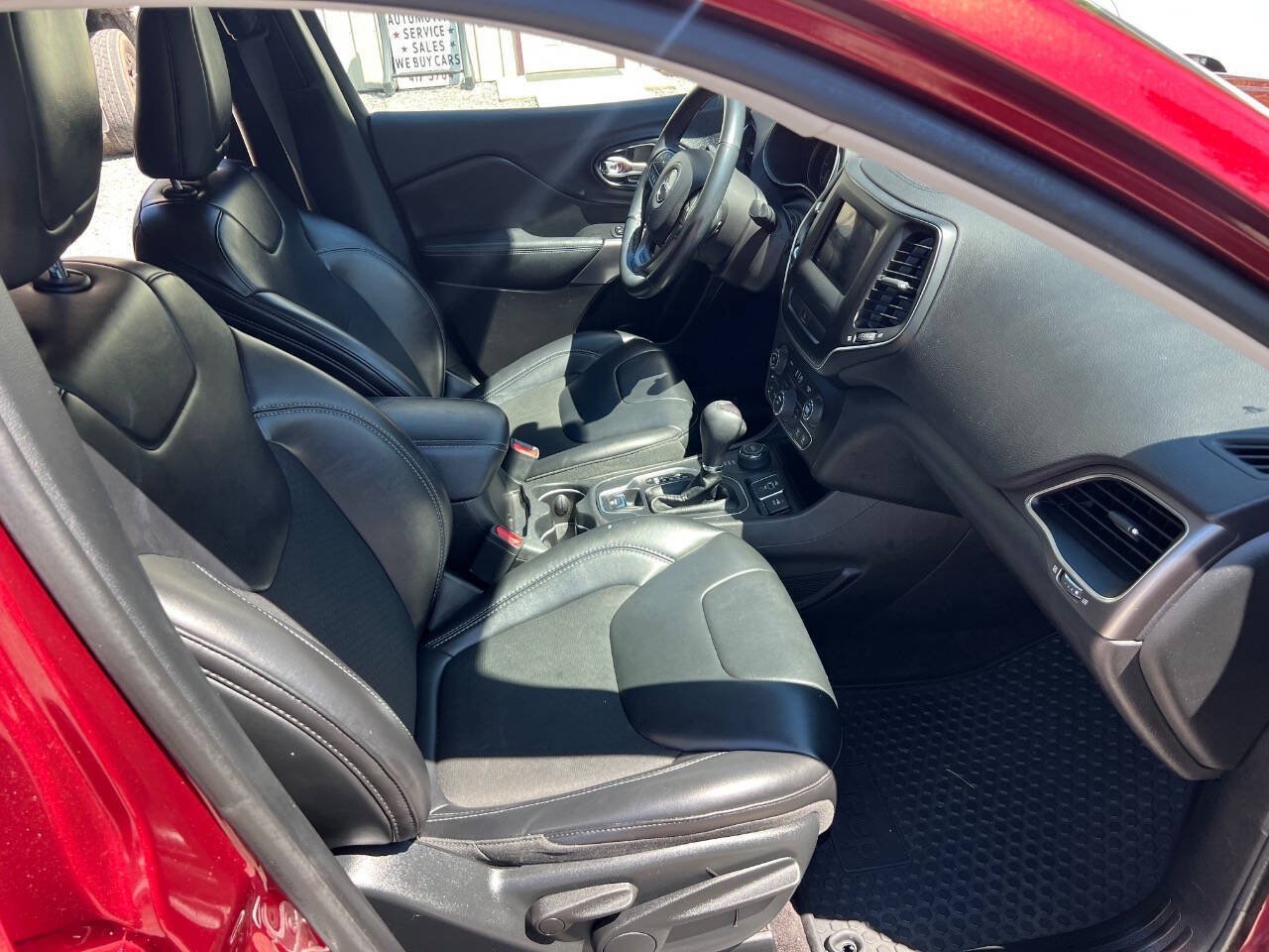 Used 2019 Jeep Cherokee Latitude Plus w/ Cold Weather Group AWD/4WD image 13