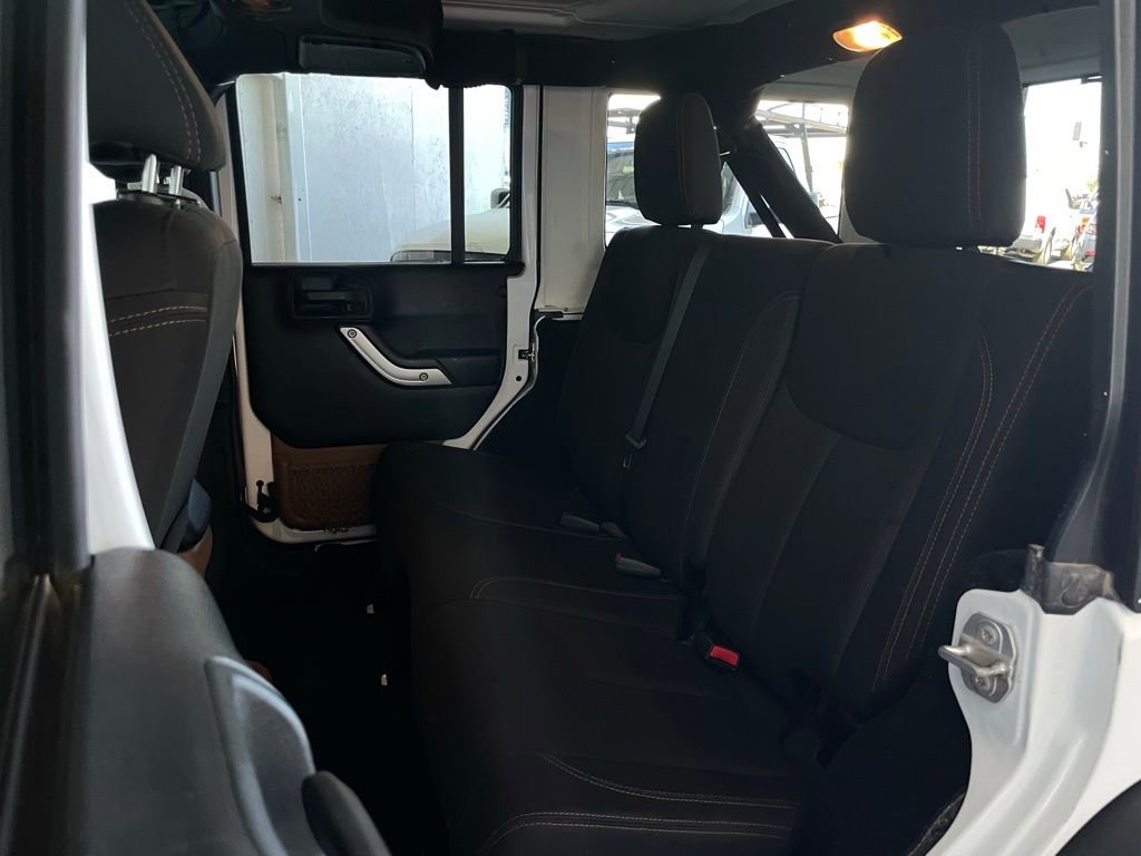 Used 2016 Jeep Wrangler Unlimited Rubicon w/ Connectivity Group image 14
