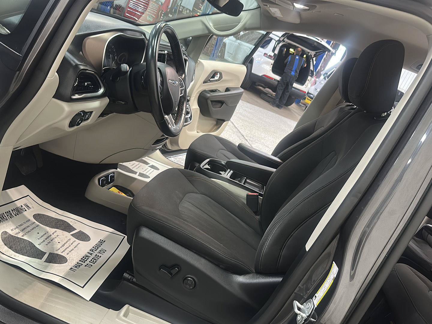 Used 2019 Chrysler Pacifica Touring Plus w/ Advanced Safetytec Group FWD image 15