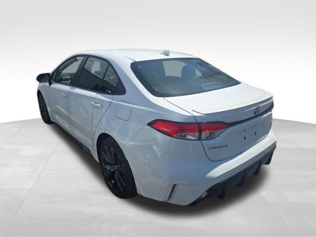 Used 2025 Toyota Corolla SE image 3