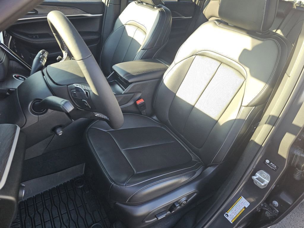 Used 2025 Jeep Grand Cherokee Limited w/ Luxury Tech Group II image 6