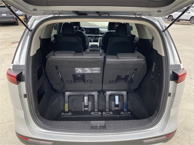 Used 2023 Kia Carnival LX image 32