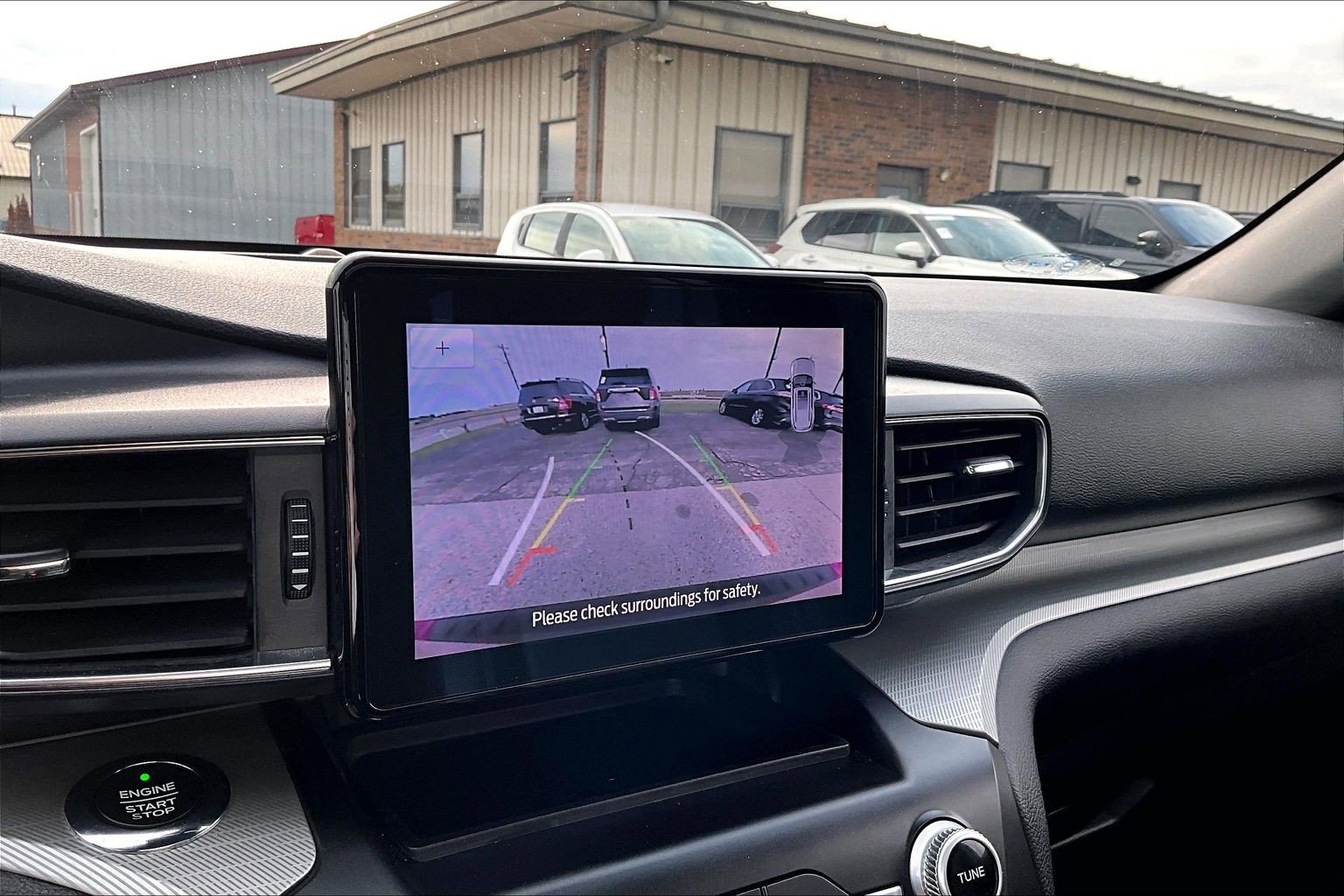 Used 2020 Ford Explorer XLT w/ Equipment Group 202A AWD/4WD image 31