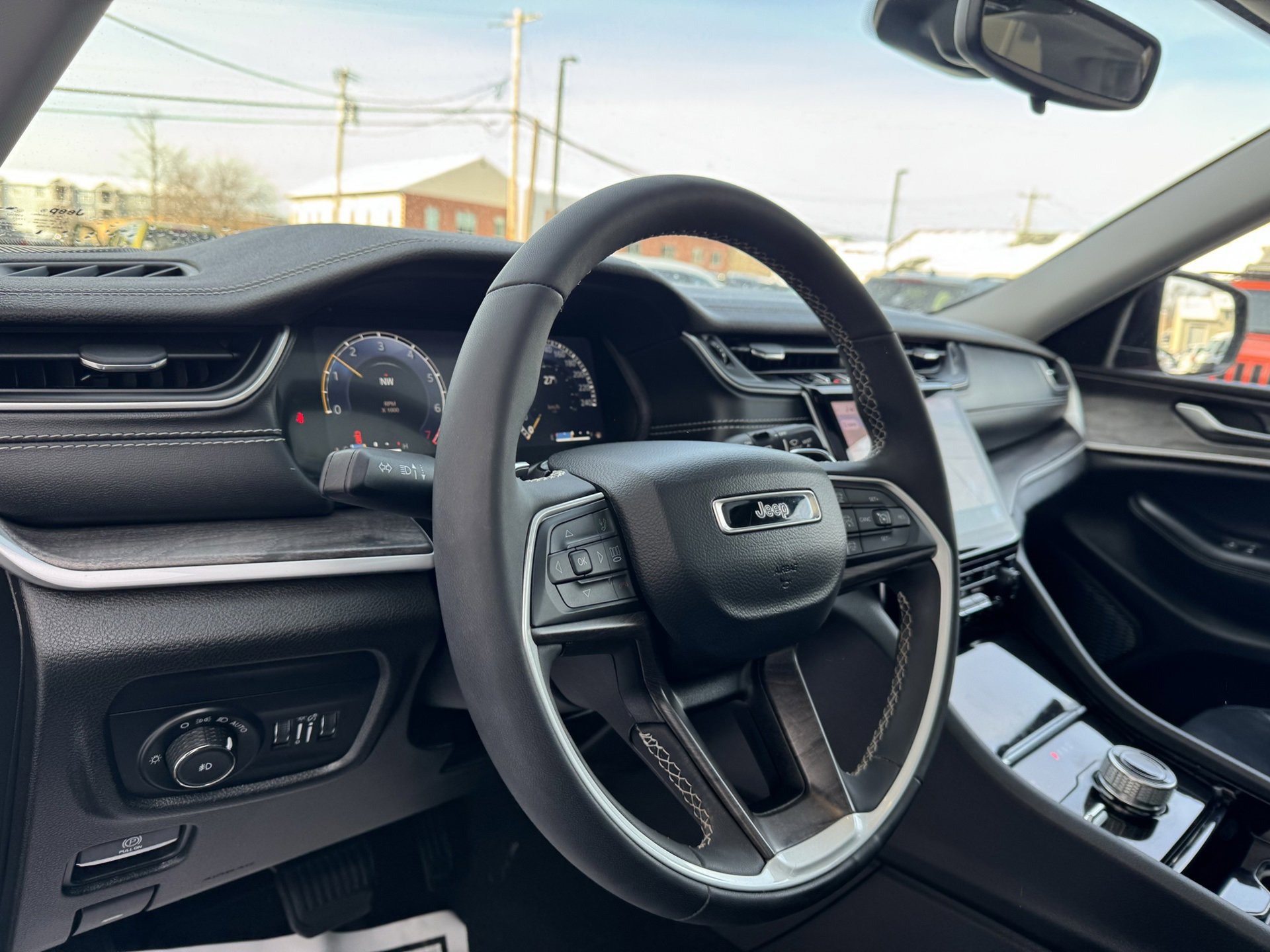 Used 2023 Jeep Grand Cherokee Limited image 15