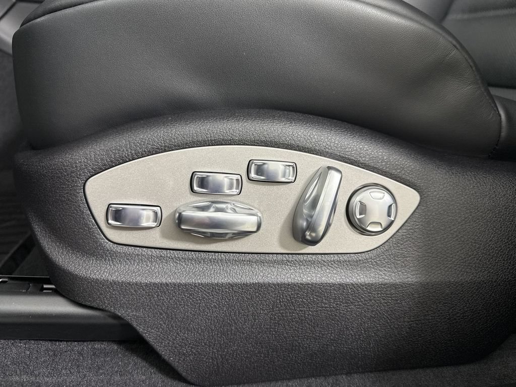 New 2026 Porsche Macan AWD/4WD image 40