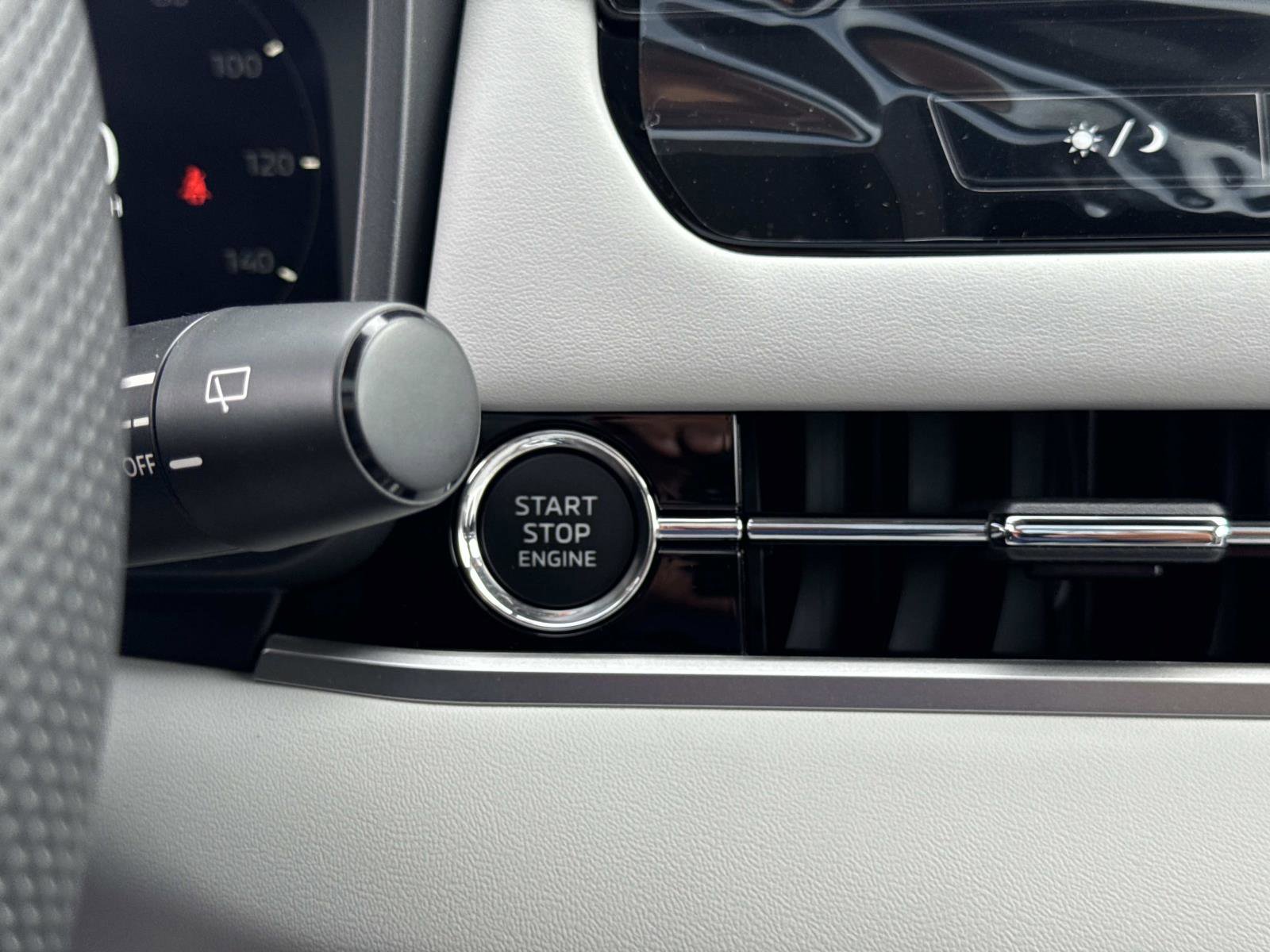 New 2025 Mitsubishi Outlander SE image 30