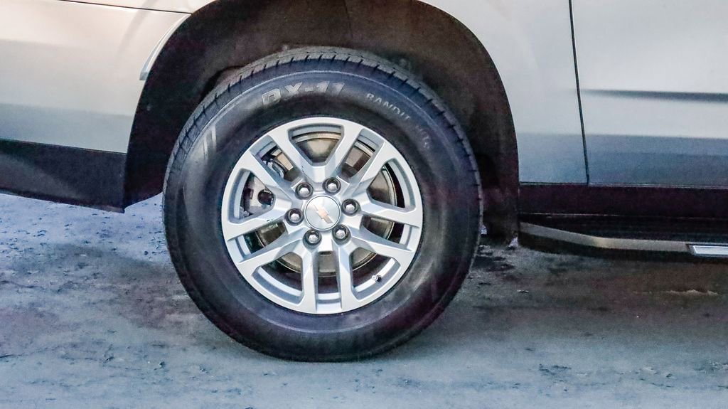 Used 2024 Chevrolet Suburban LT image 11