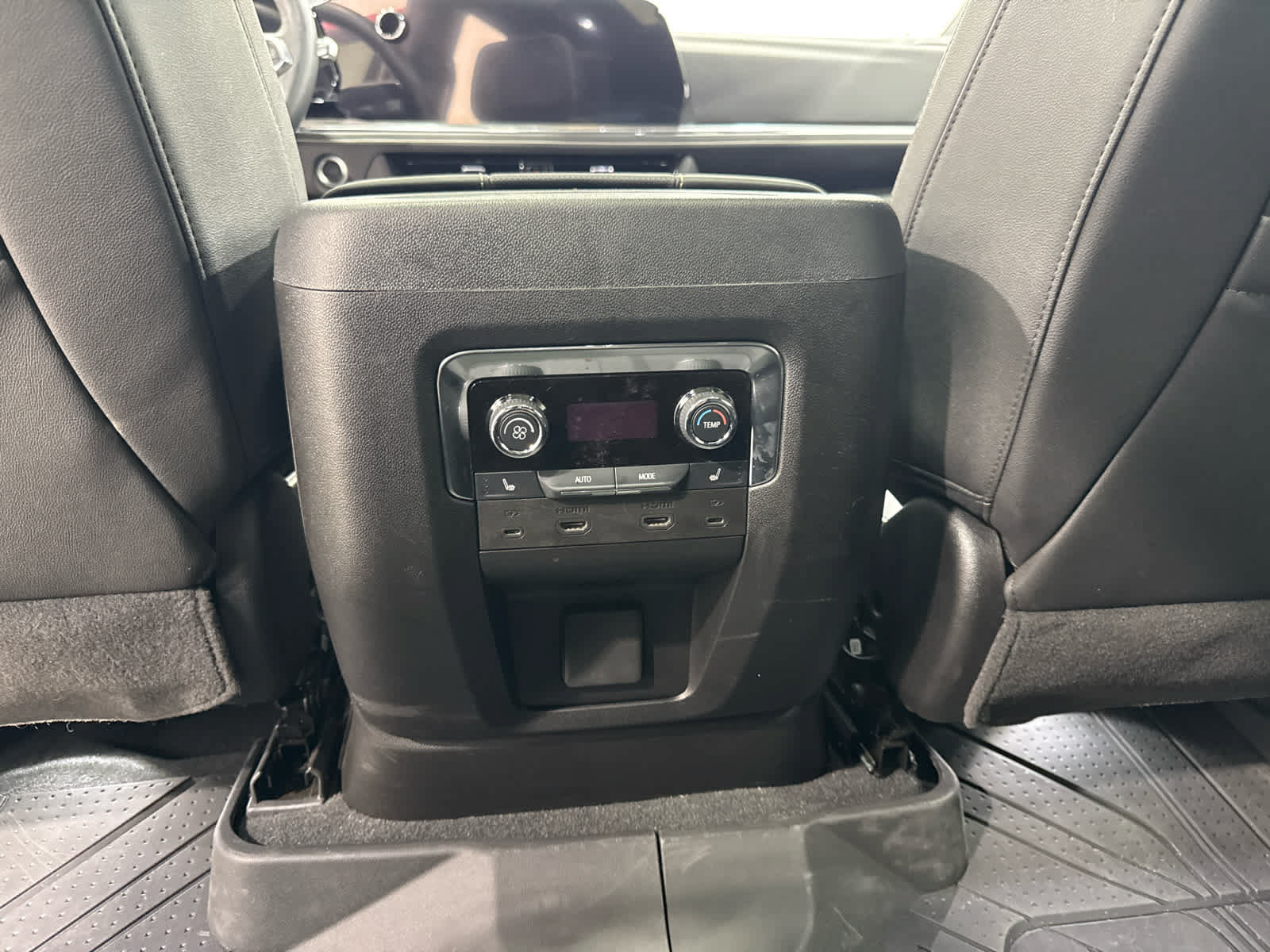 Certified 2025 Chevrolet Suburban Premier AWD/4WD image 13