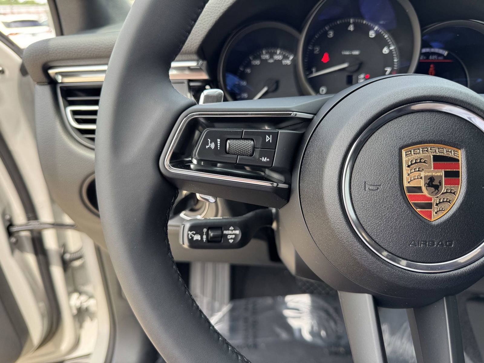 Certified 2025 Porsche Macan AWD/4WD image 20