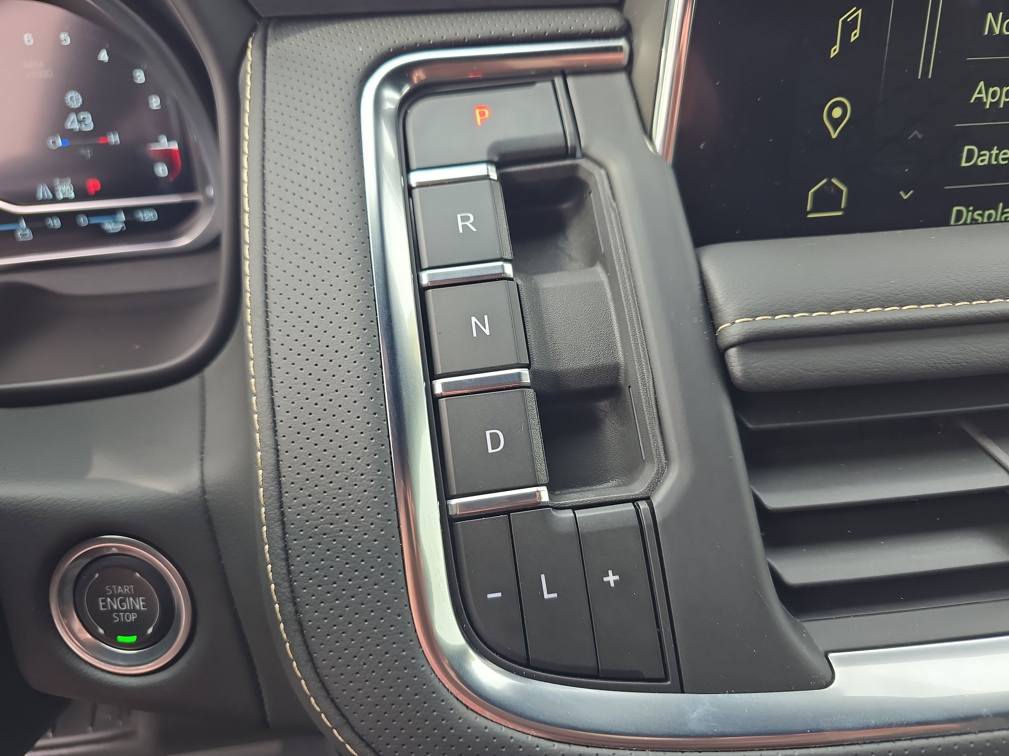 Used 2024 GMC Yukon SLT w/ SLT Luxury Package image 31