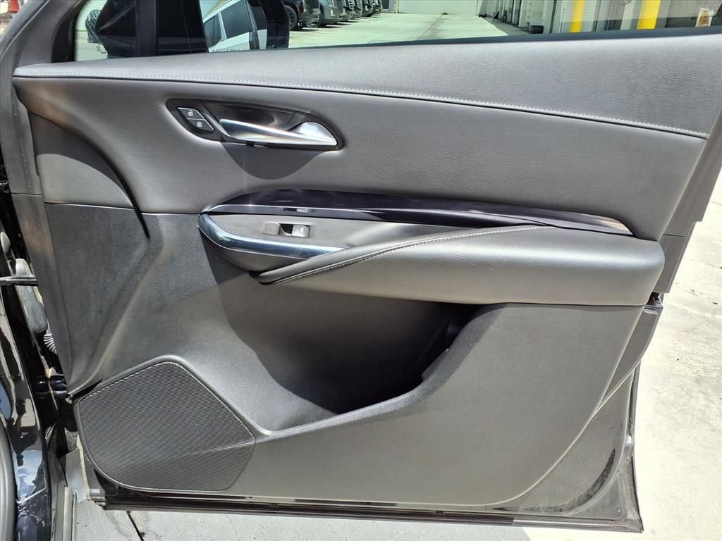 Used 2022 Cadillac XT4 Luxury w/ Cold Weather Package FWD image 11