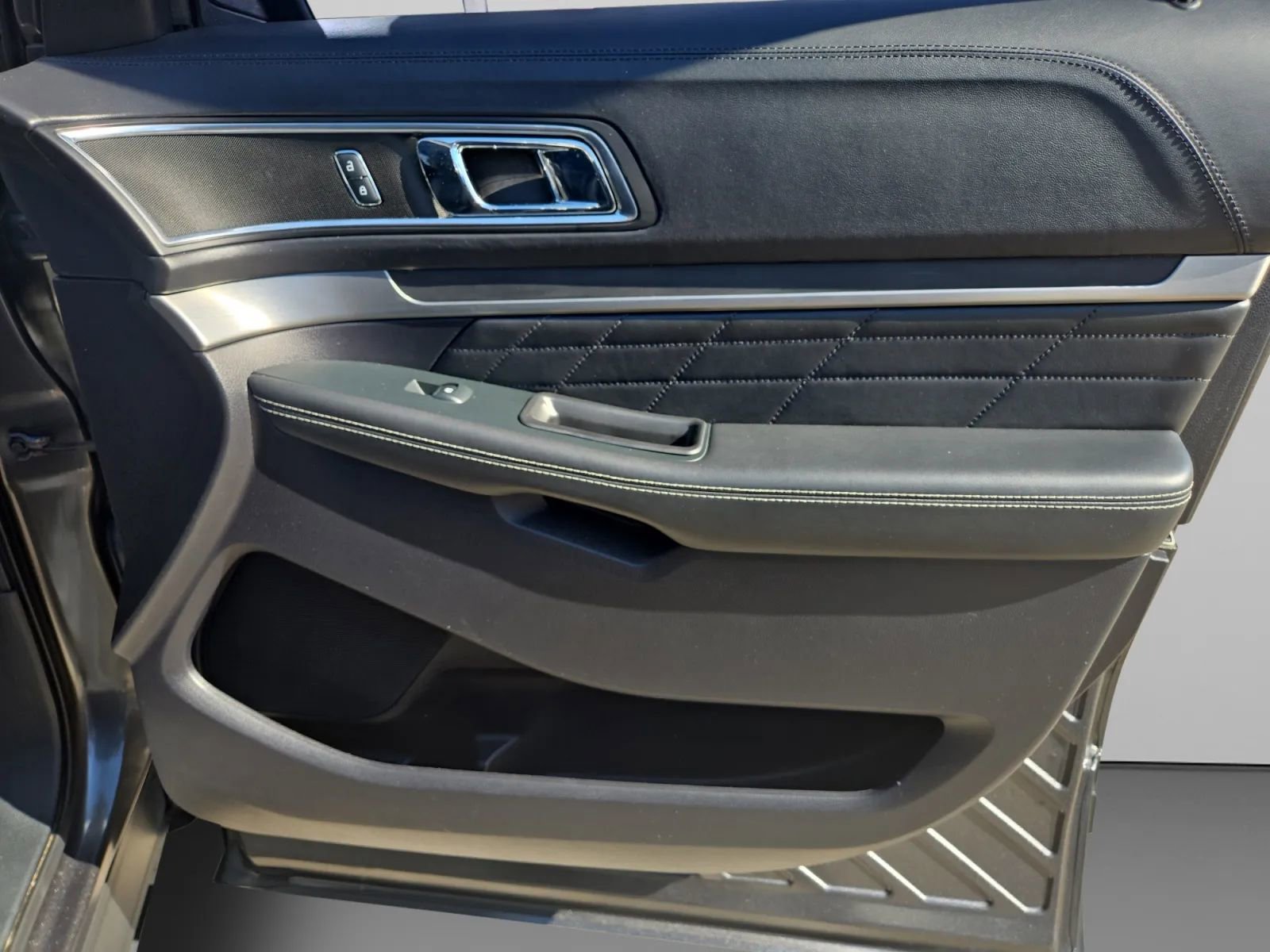 Used 2019 Ford Explorer Platinum image 35