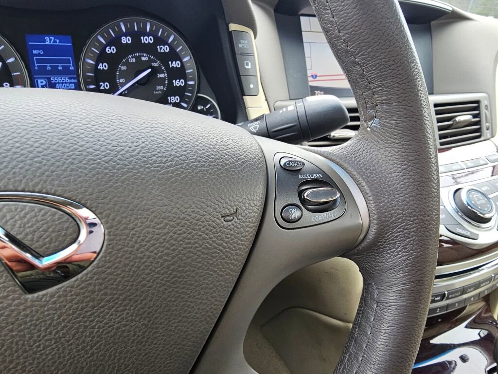 Used 2018 INFINITI Q70 Luxe image 32