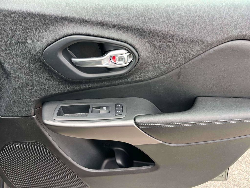 Used 2019 Jeep Cherokee Latitude w/ Popular Appearance Group AWD/4WD image 10
