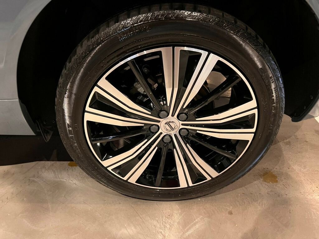 Used 2023 Volvo XC60 B5 Plus w/ Climate Package image 11