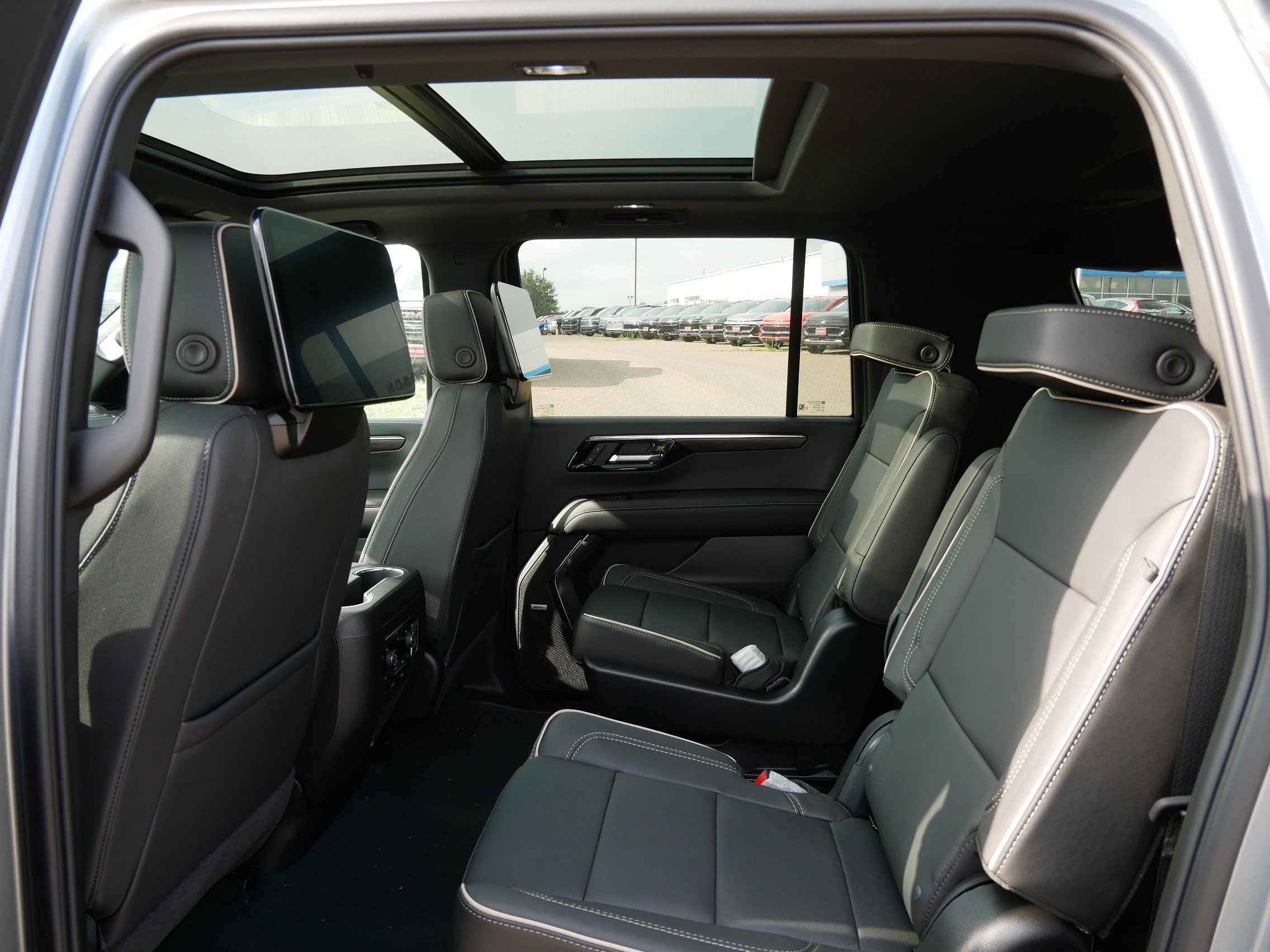 New 2025 Chevrolet Suburban Premier image 11