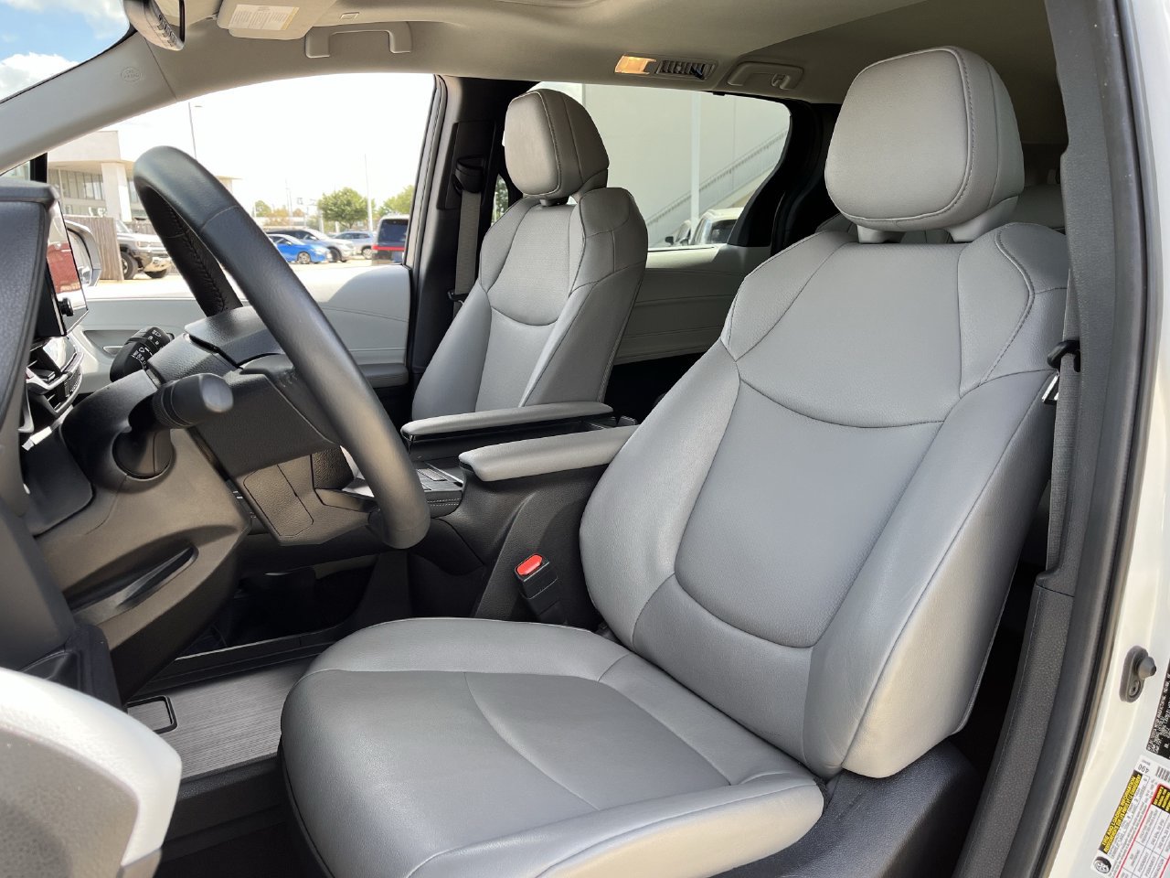 Used 2025 Toyota Sienna XLE FWD image 23