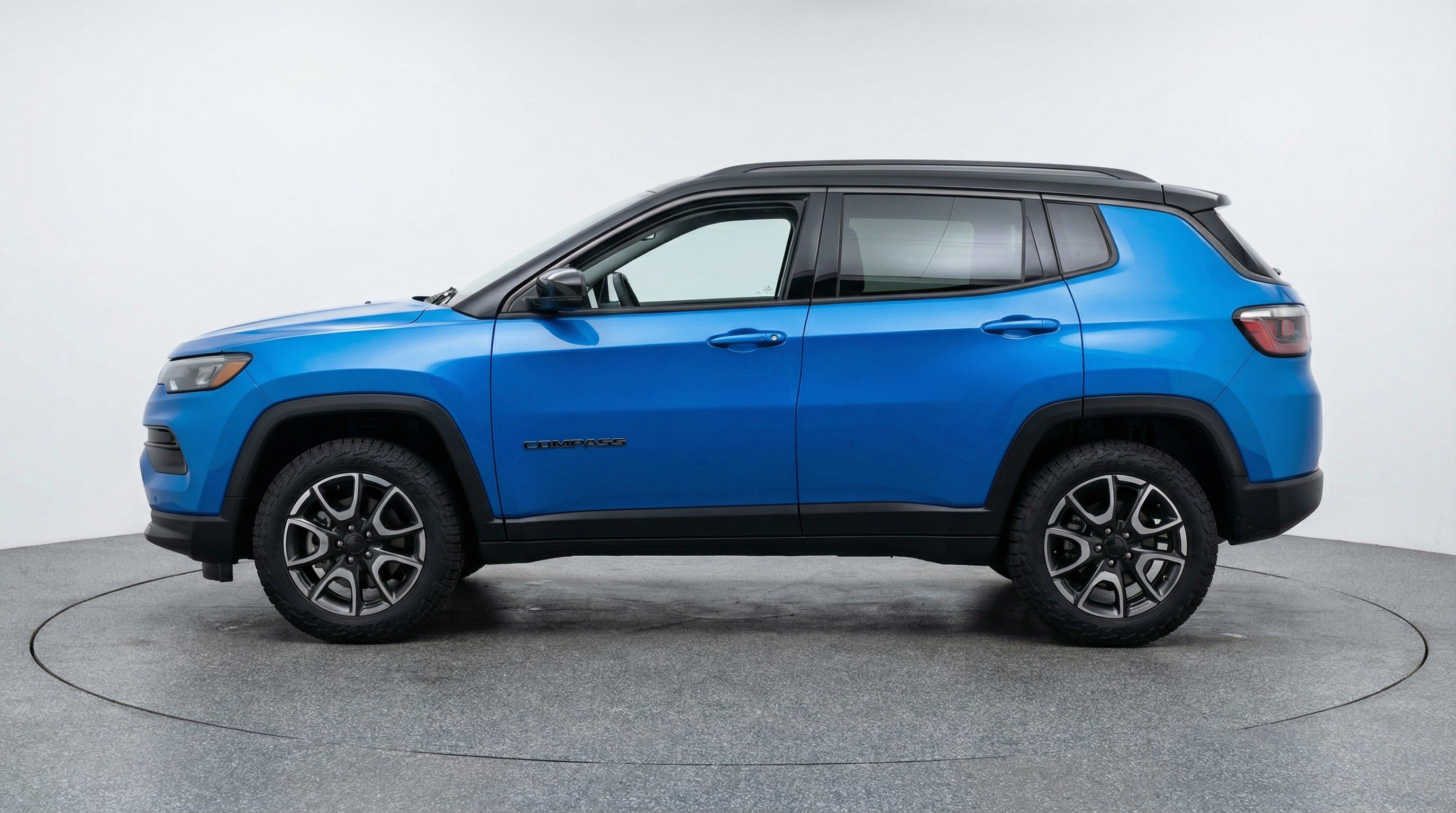 Used 2025 Jeep Compass Trailhawk AWD/4WD image 5
