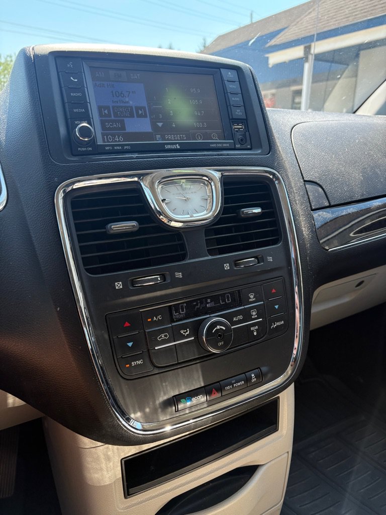 Used 2011 Chrysler Town & Country Touring FWD image 22