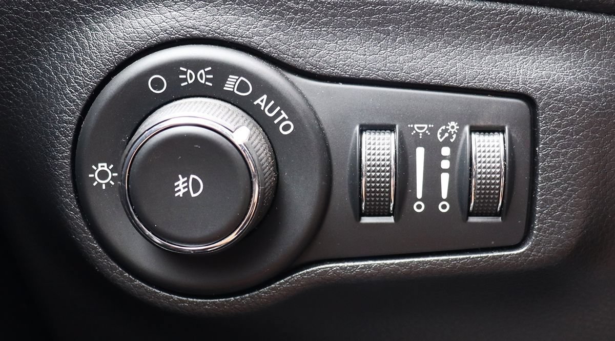 Used 2019 Jeep Compass Latitude FWD image 41