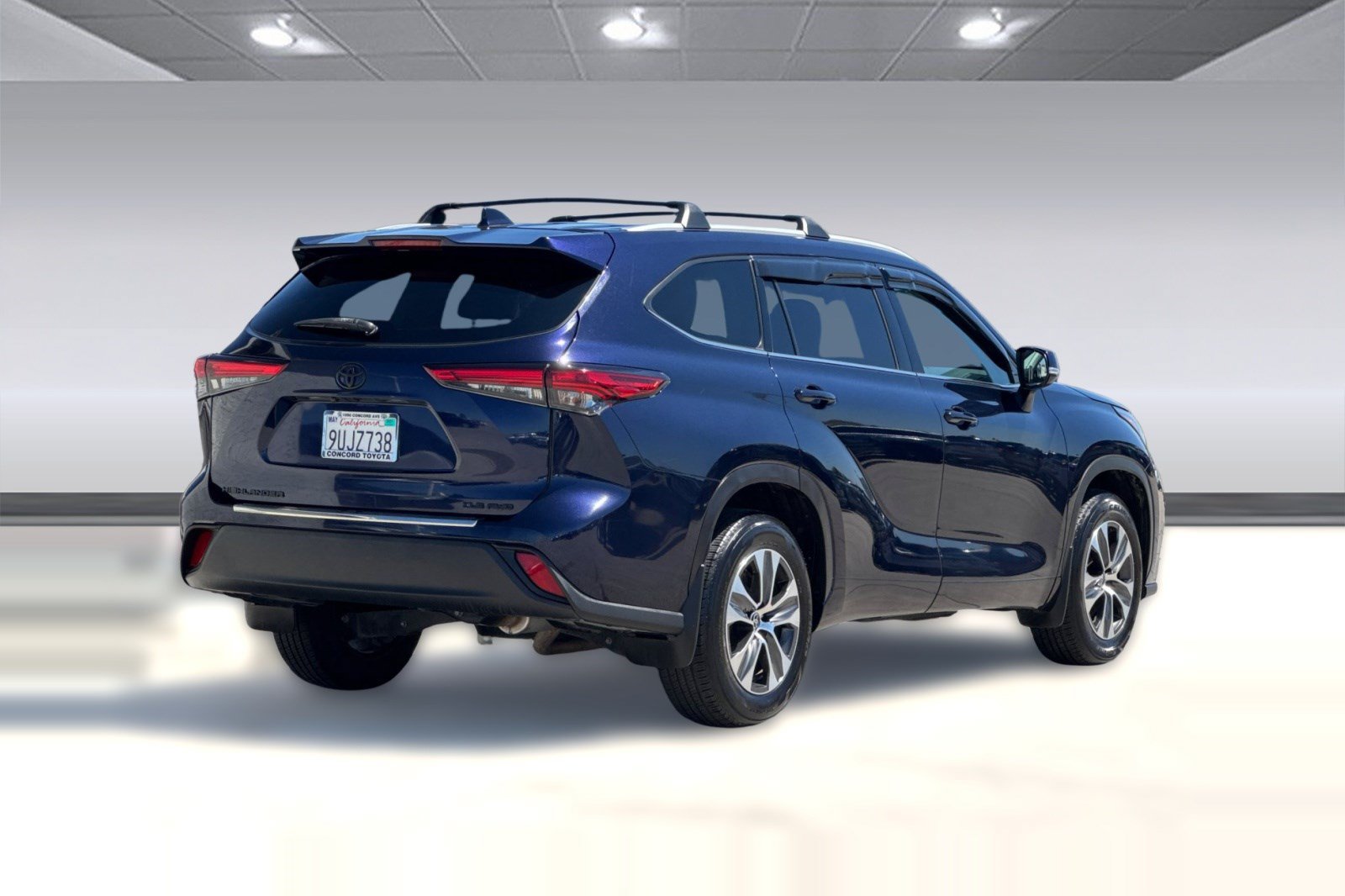 Used 2022 Toyota Highlander XLE AWD/4WD image 9