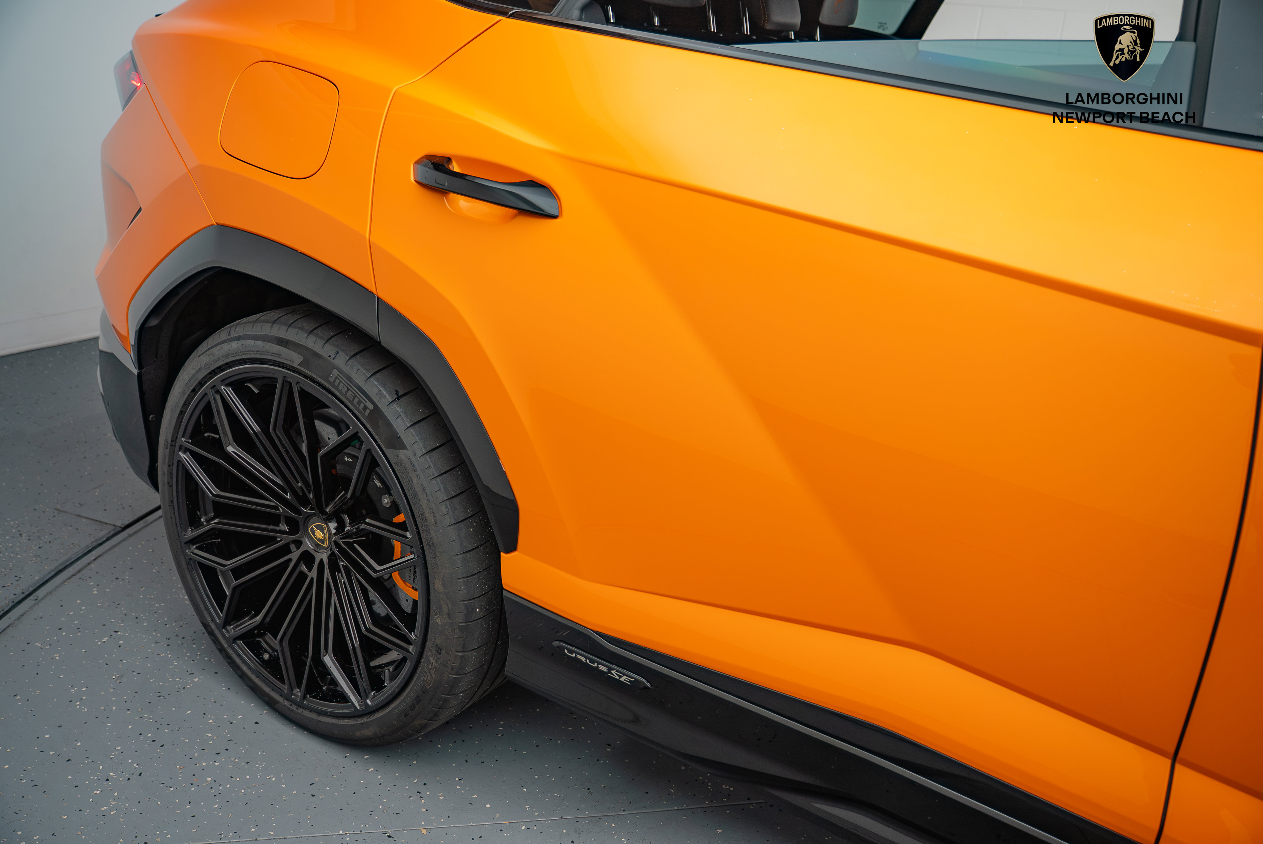 Used 2025 Lamborghini Urus SE AWD/4WD image 8