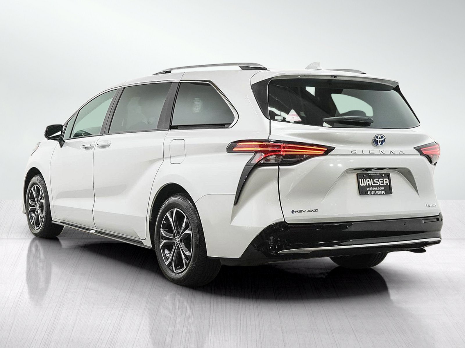 Used 2025 Toyota Sienna Platinum AWD/4WD image 3