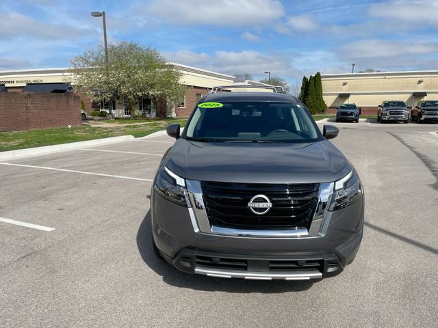 Used 2025 Nissan Pathfinder SL AWD/4WD image 7