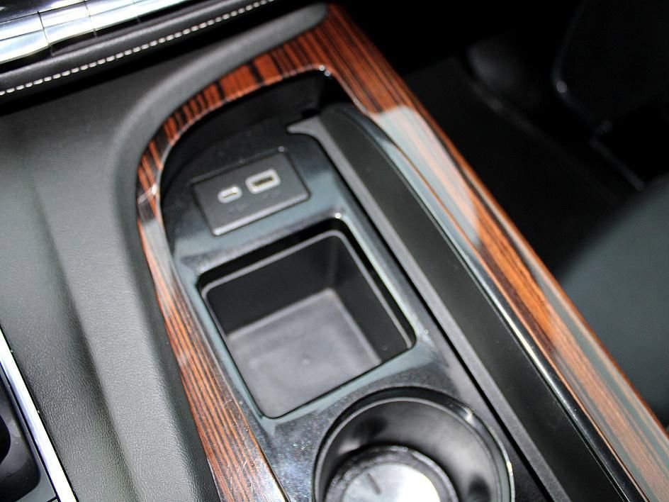 Used 2022 Cadillac Escalade Luxury image 17