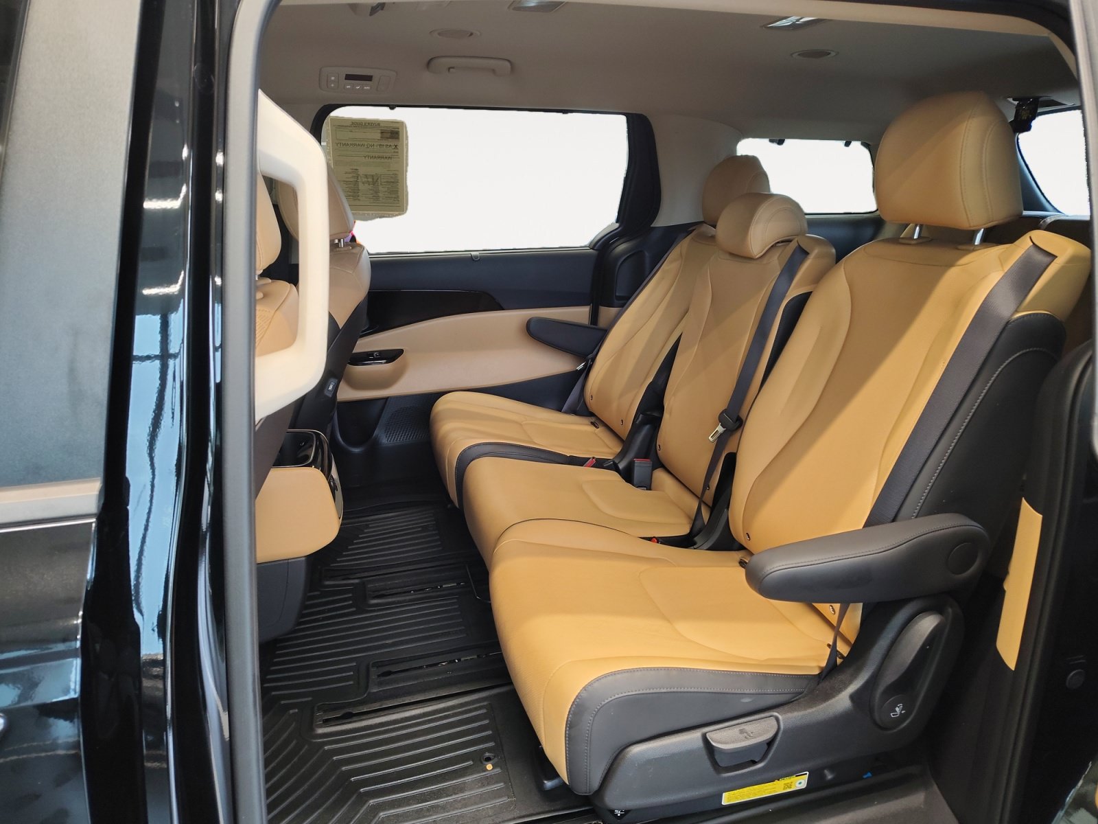 Used 2024 Kia Carnival EX FWD image 24