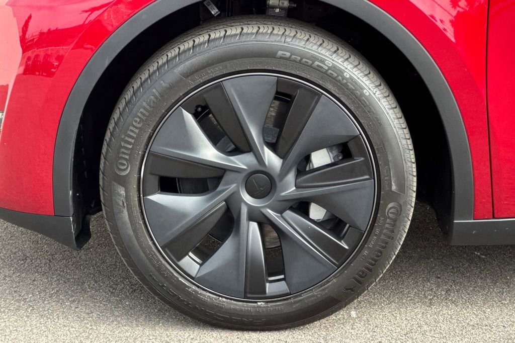 Used 2024 Tesla Model Y 2WD image 32