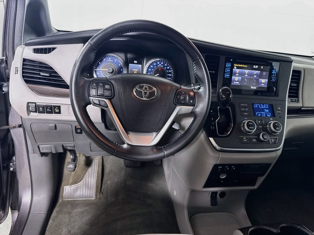 Used 2015 Toyota Sienna XLE Premium FWD image 21