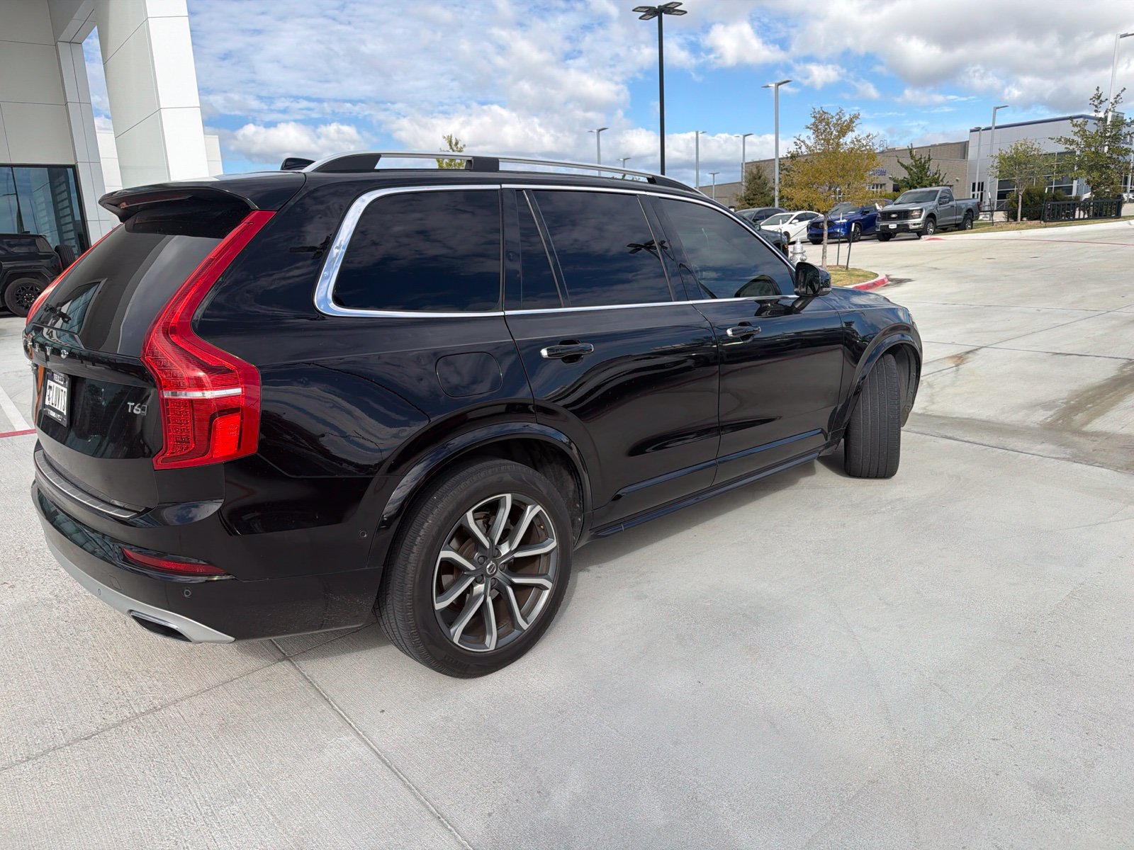 Used 2017 Volvo XC90 T6 Momentum w/ Vision Package AWD/4WD image 2