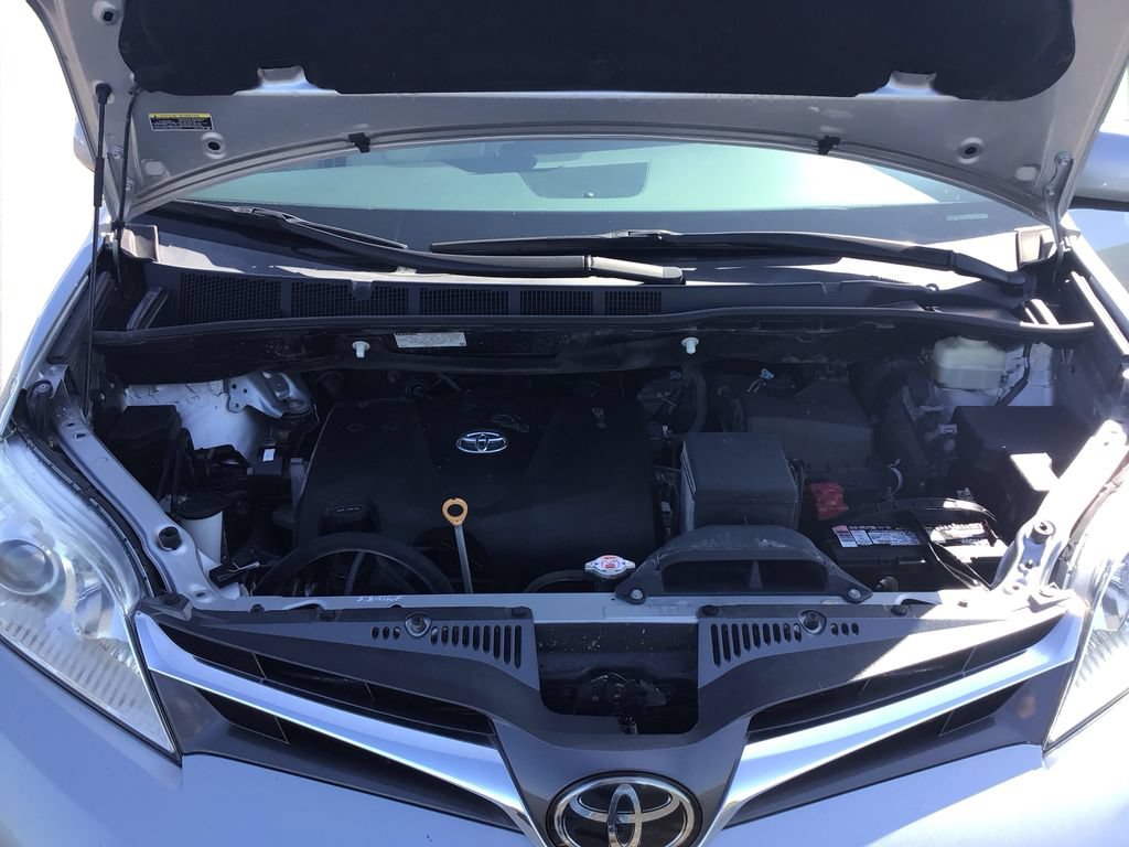 Used 2019 Toyota Sienna XLE w/ Carpet Mat Package FWD image 11