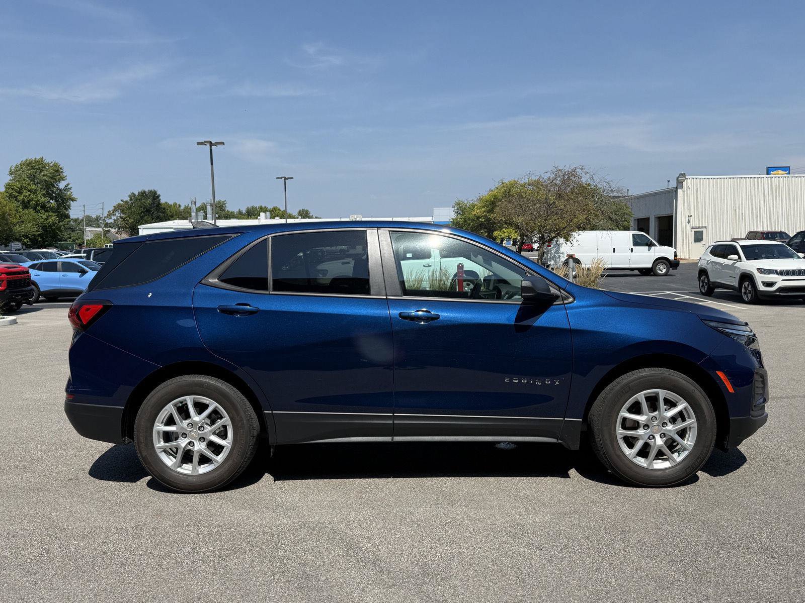 Used 2022 Chevrolet Equinox LS w/ LS Convenience Package FWD image 2