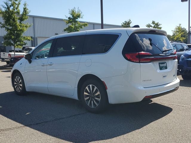 Used 2023 Chrysler Pacifica Touring-L FWD image 4