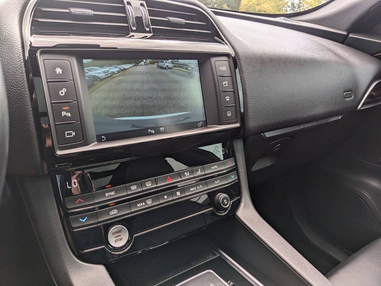 Used 2017 Jaguar F-PACE Premium AWD/4WD image 18