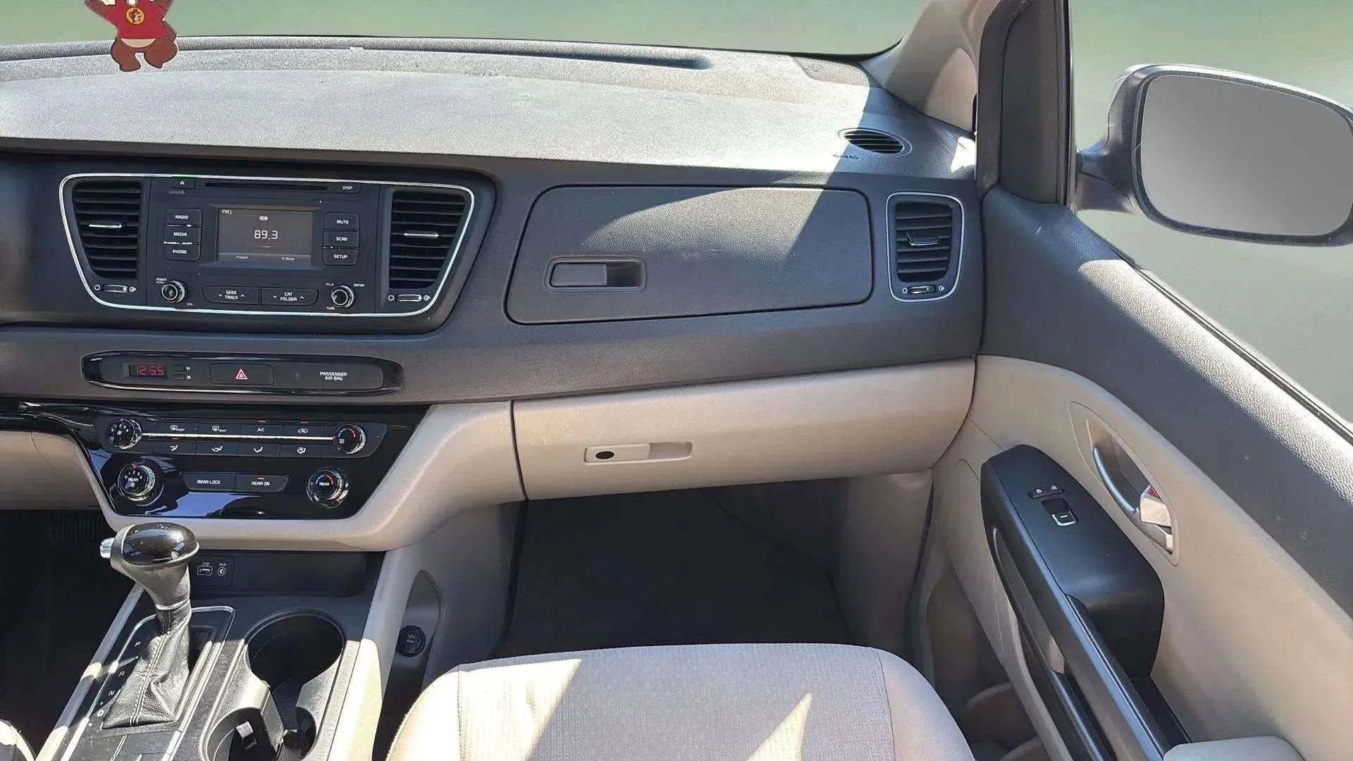 Used 2017 Kia Sedona LX image 28