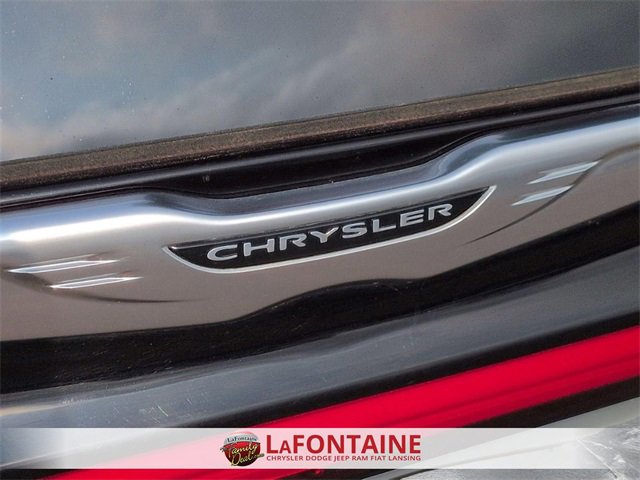 Used 2024 Chrysler Pacifica Touring-L image 9