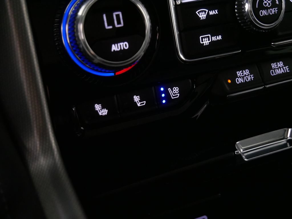 Used 2024 GMC Yukon Denali w/ Advanced Technology Package AWD/4WD image 29