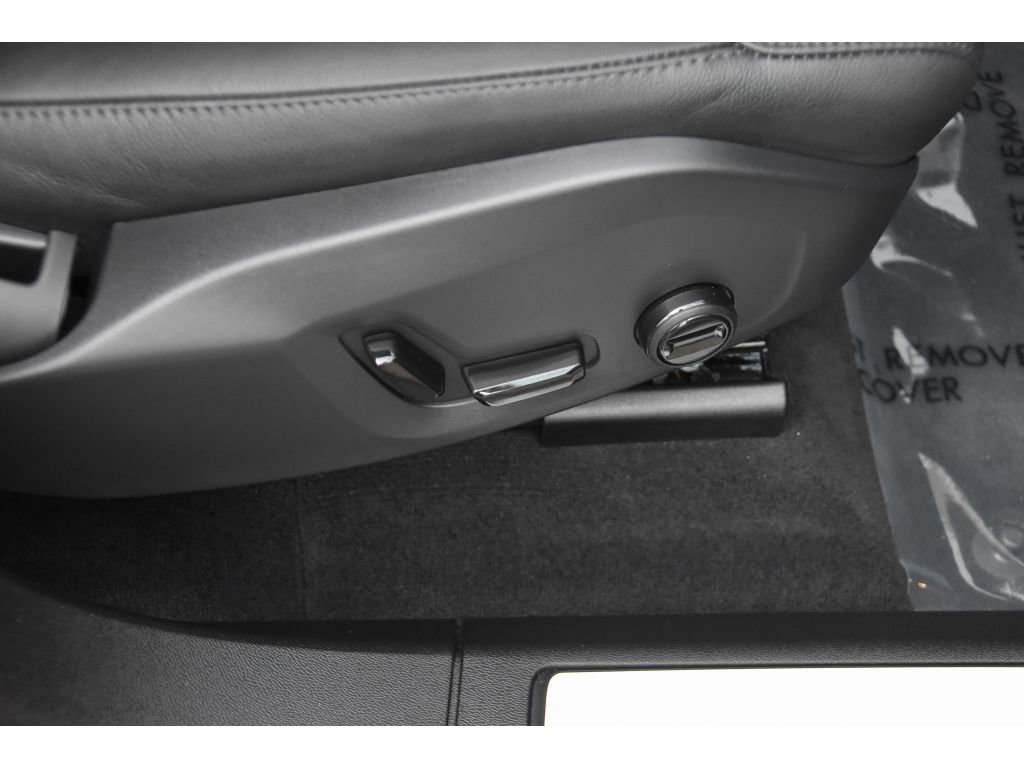 Certified 2025 Volvo XC60 B5 Core image 32