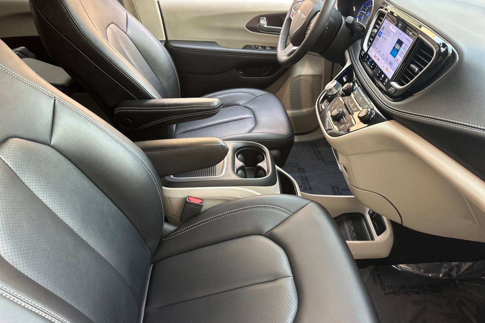 Used 2024 Chrysler Pacifica Select image 17