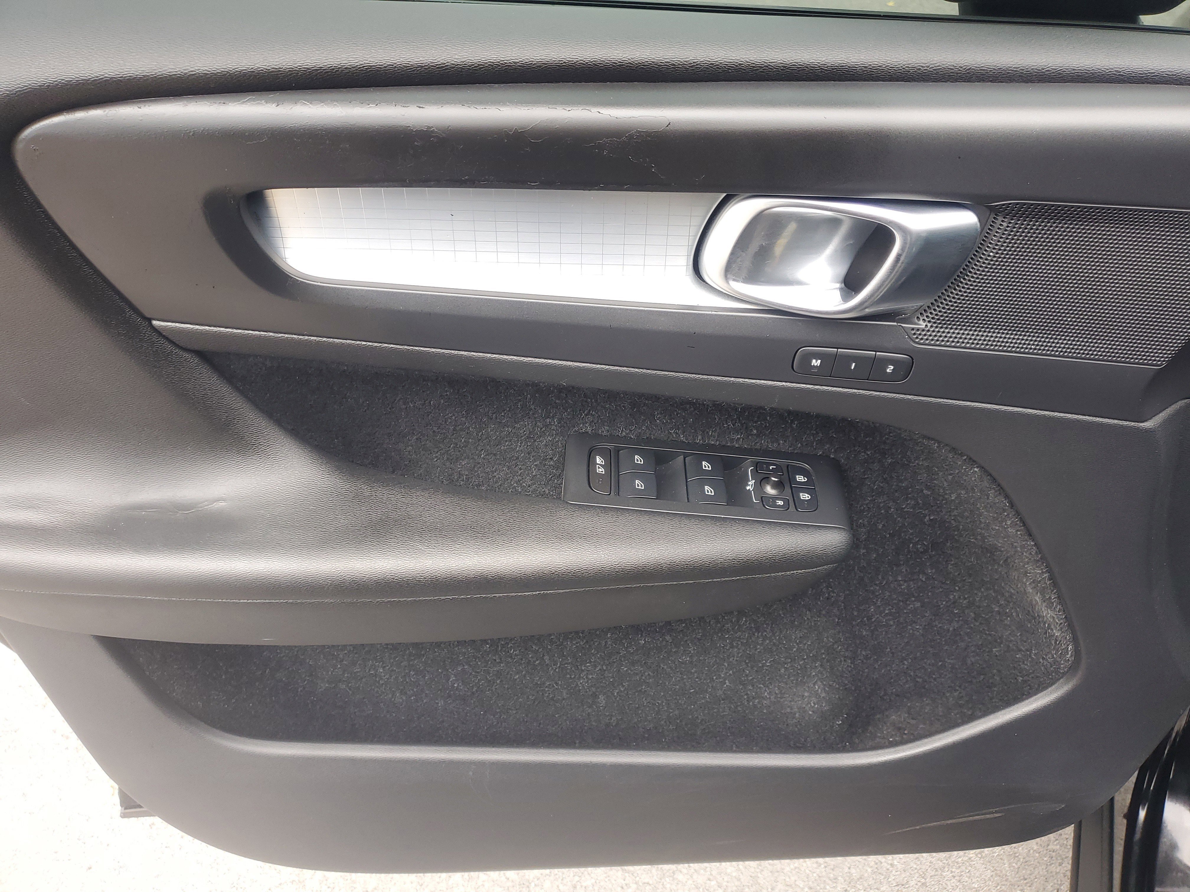 Used 2021 Volvo XC40 T4 Momentum w/ Protection Package Premier image 18