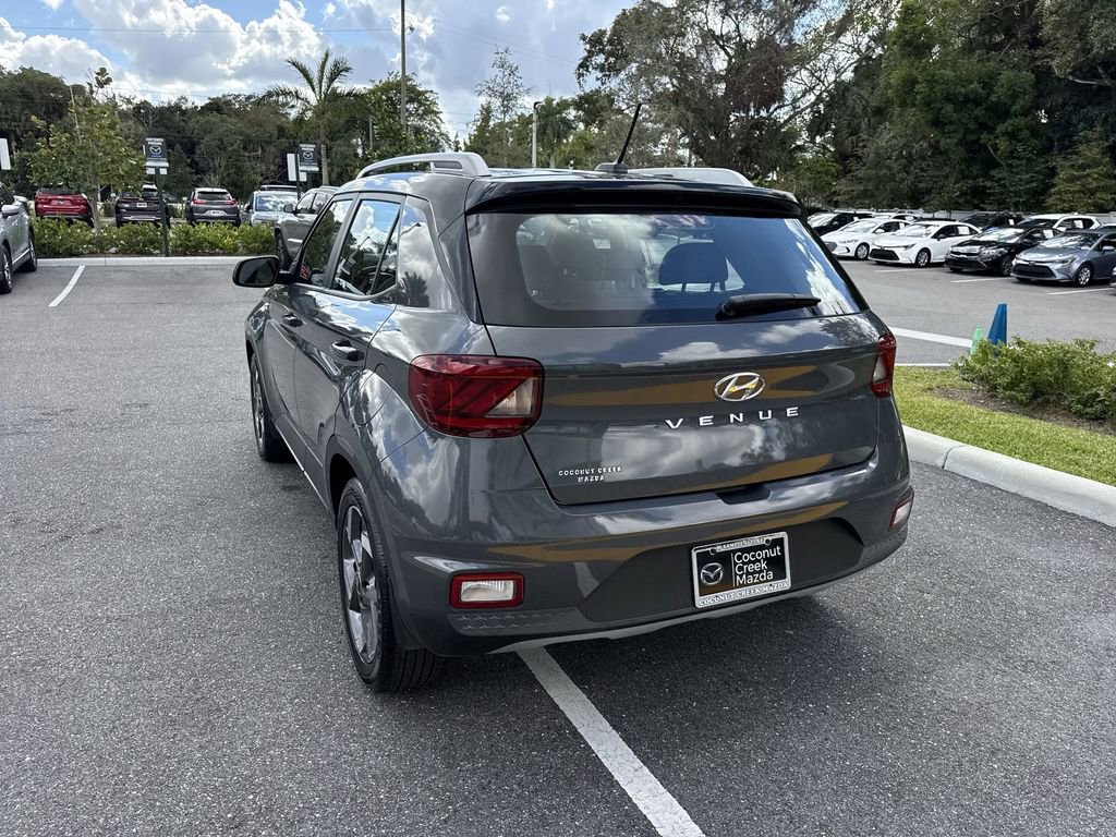 Used 2024 Hyundai Venue Limited image 14
