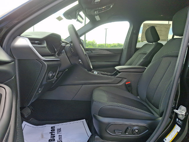 New 2026 Jeep Grand Cherokee Laredo w/ MOPAR Finishing Package AWD/4WD image 9